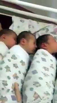 Yeni doğan bebek başka bir bebeğin yanağını emmeye çalışırsa.. :)Merak etmeyin, annesinin tedavisi biter bitmez doyurulacak.MaşaAllah çok güzeller...( bit.ly/Aile-Çocuk)