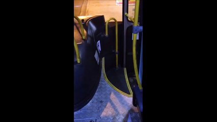 Vídeo flagra ônibus parado para cobrador comprar pizza