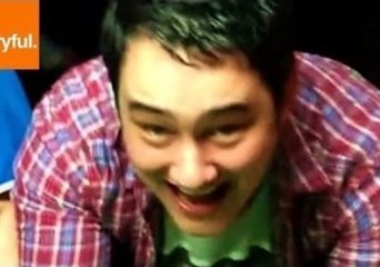 Card Trick Master Captivates an Entire Bar With His Skill