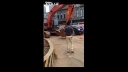 Une pelleteuse s'en prend à une BMW Série 5 et un Jeep Compass