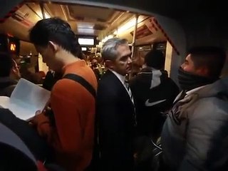 Viaja Mancera en Metrobús para llegar a CU