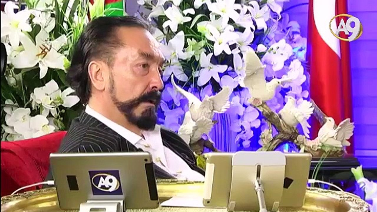 Din hayatın her alanına hakimdir. Din ayrı sosyal hayat ayrı diye bir şey yoktur.