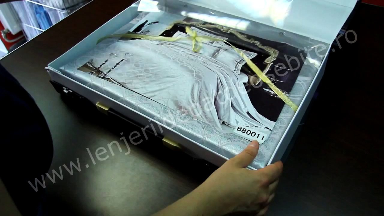 Lenjerii de pat din jacquard argintiu