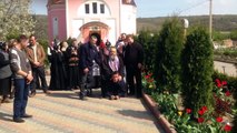 Pendant ce temps en russie  un prêtre orthodoxe se fait porter par un mec à quatre pattes...