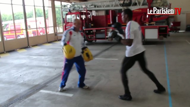 Pompier et champion de boxe, il s'entraîne à la caserne