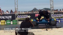 Zydrunas Savickas soulève 228kg devant Arnold Schwarzenegger  nouveau record du monde