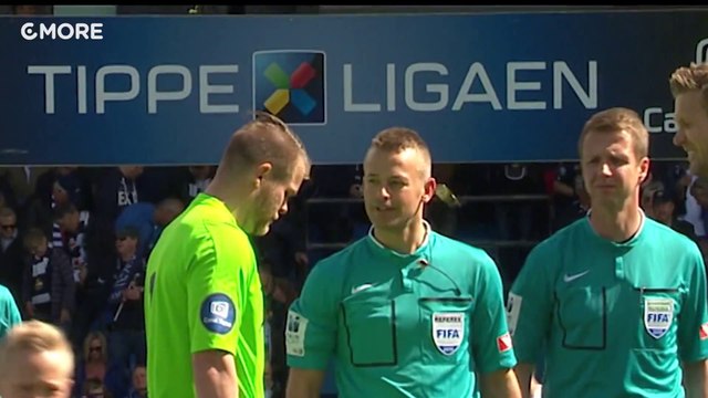 Un arbitre de FOOT touche un joueur avec une pièce lors du toss