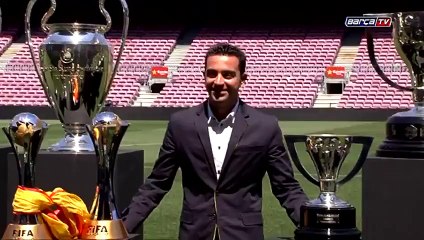Xavi pose avec tous ses trophées remportés avec le Barça (24)
