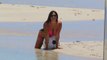 Claudia Romani  joue au ballon à la plage
