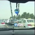 فيديو / هوشة (اثنان على واحد) في وسط الزحمه باحد شوارع #الكويت !!