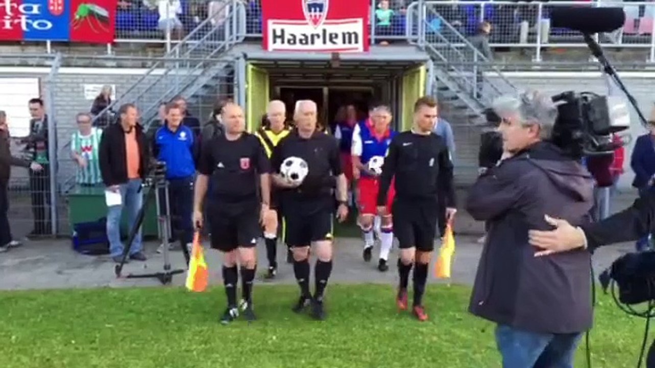 De spelers van SC Veendam en Haarlem komen de spelerstunnel uit - RTV Noord