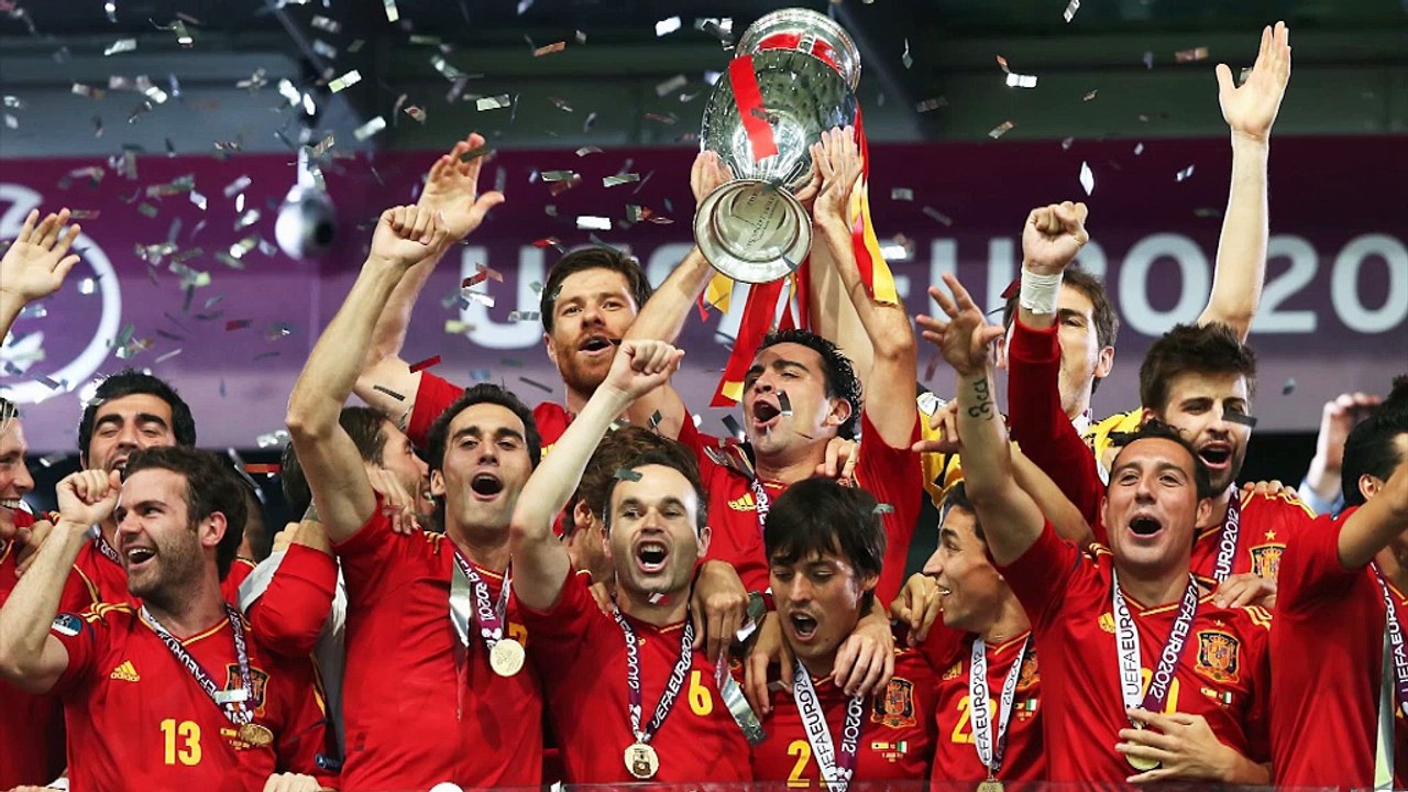 Xavi vs. Pirlo: Wer geht mit dem Henkelpott?