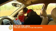 Fleeing Libyans say Gaddafi regime crumbling
