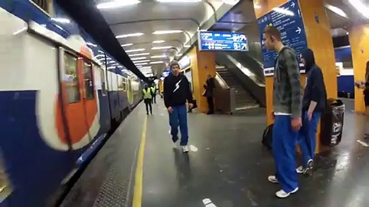 Régis fait un salto sur le quai d'un RER