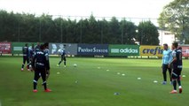 Que categoria! Dudu, Zé e CX fazem embaixadinhas em treino