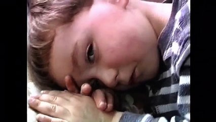 Ce jeune garçon apprend à profiter de la vie malgré son handicap