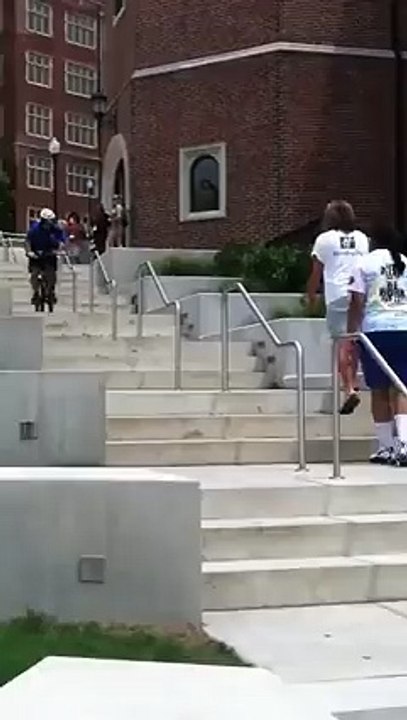 Ce Policier tombe du Haut des Escaliers