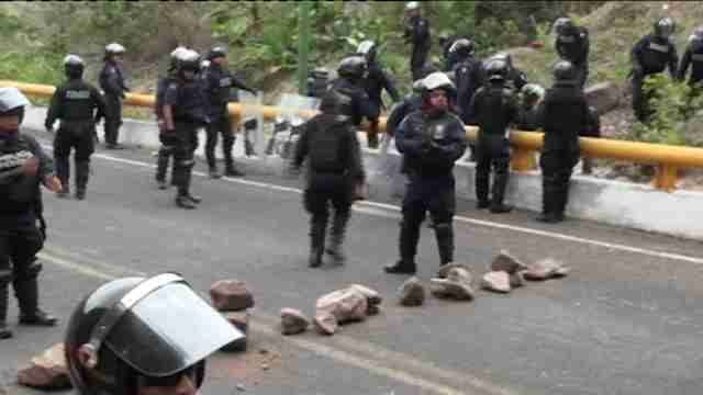 Fuerte entrentamiento en México entre la policía y familiares de los 43 desaparecidos