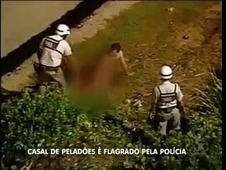 Polícia flagra casal que namorava pelado em praia baiana.mp4