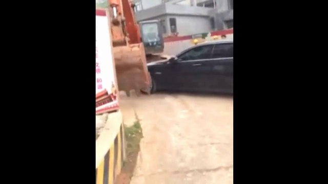 Garer des voitures de luxe à coups de pelleteuse