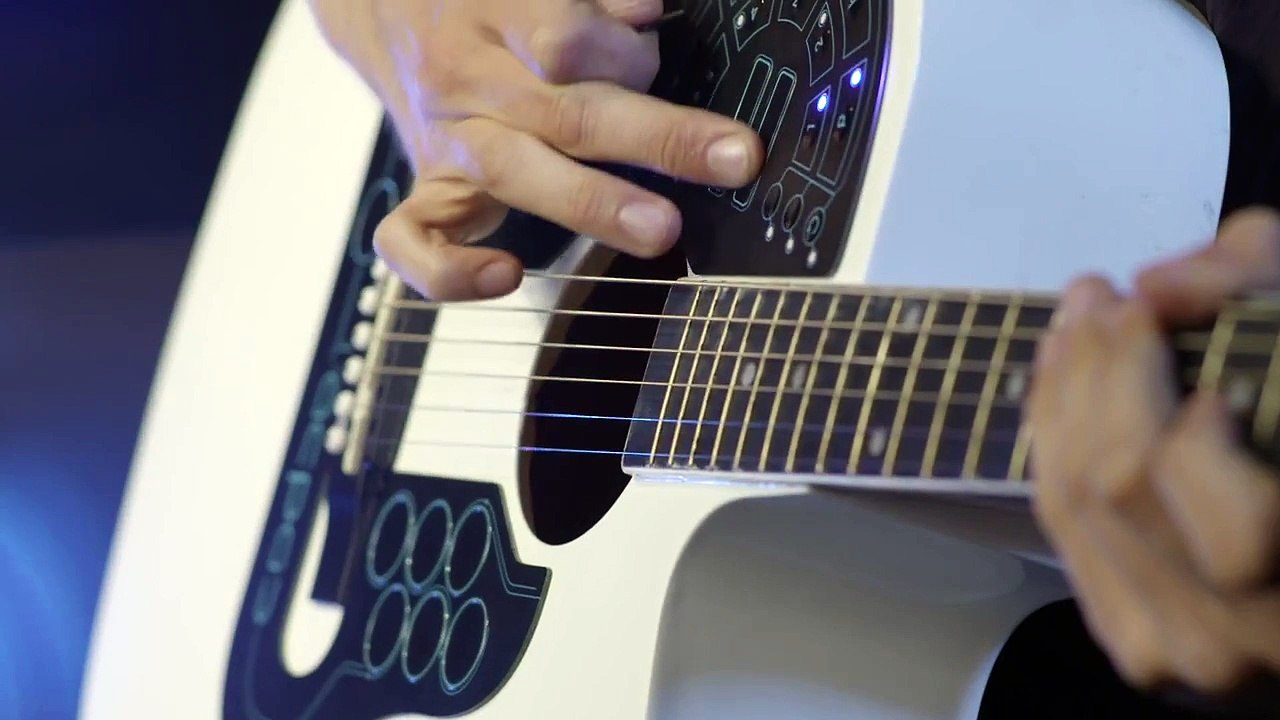 Premire Guitare acoustique au monde avec un contrôleur sans fil