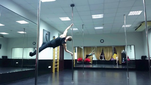 Démo de pole dance DINGUE : Den Romanov marche dans les airs