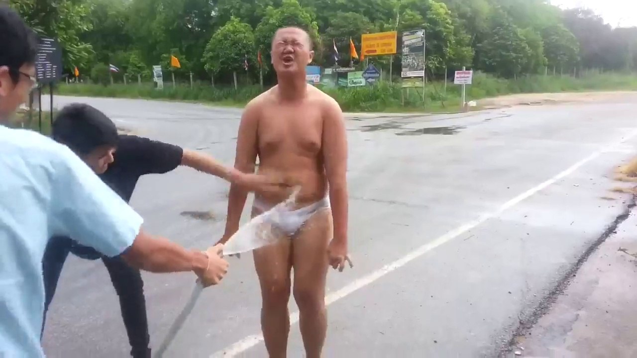 Défi débile : mettre des fourmis rouges dans son slip.... OUCH