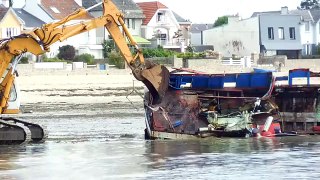 un chalutier talonne une roche devant port louis