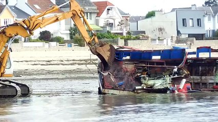 un chalutier talonne une roche devant port louis