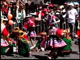 Niños con coloridas danzas saludan al Cusco