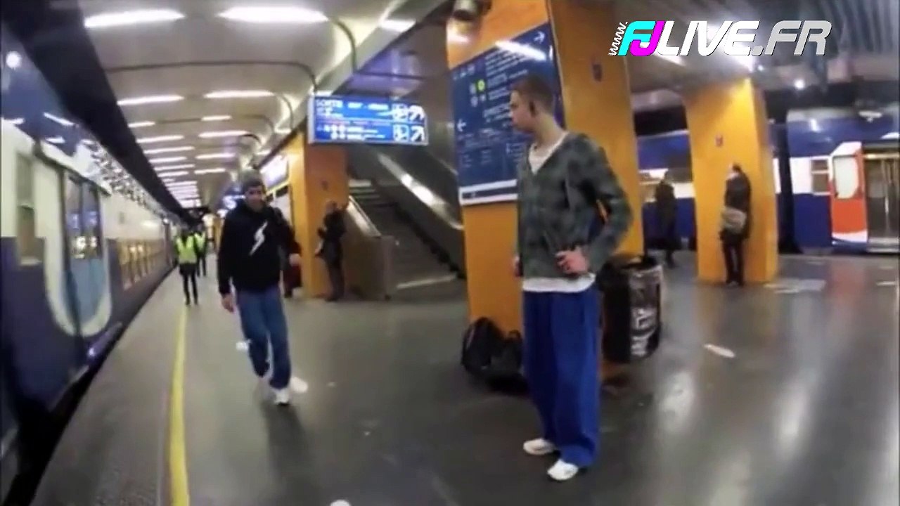 Il fait le cake sur le quai du RER et ...