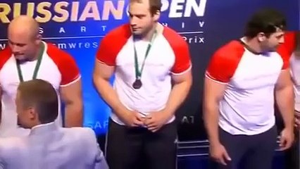 شاهد ردة فعل رياضي ملتحي رأى فتاة متبرجة