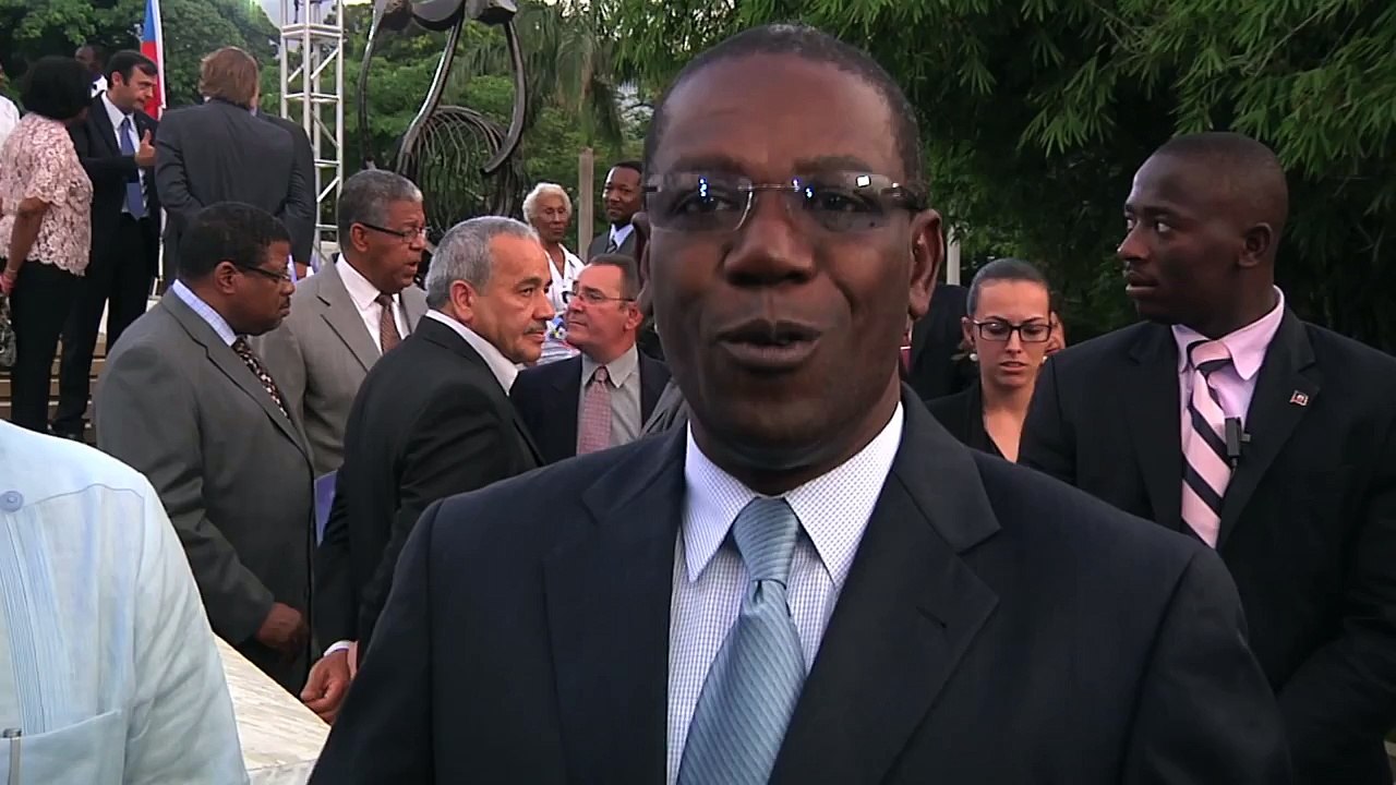 Le Premier Ministre d'Haïti Laurent Salvador Lamothe devant le MUPANAH rénové.