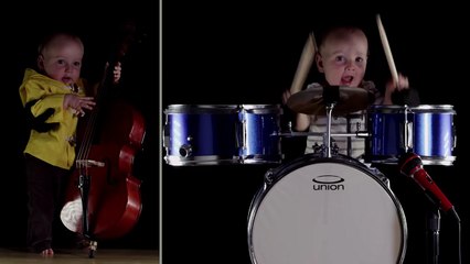 Un adorable bébé joue de tous les instruments