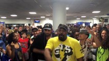 Les chanteurs du Roi Lion et d'Aladdin improvise à l'aéroport en attendant leur avion
