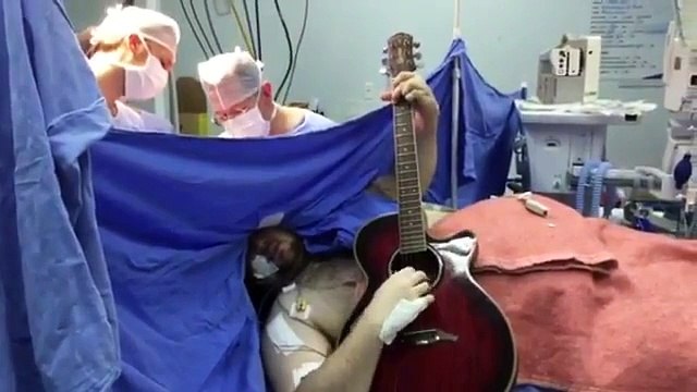 Jouer de la guitare pendant son opération du cerveau - Cover de The Beatles