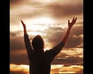 Levanto mis manos en Italiano Alzo le mani