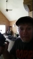 Il fait une blague à son frère en tirant dans le salon avec un pistolet