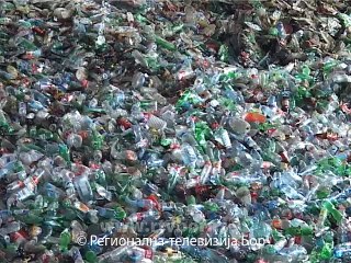Borski osnovci u poseti fabrici za reciklažu pet ambalaže, 04. jun 2015. (RTV Bor)