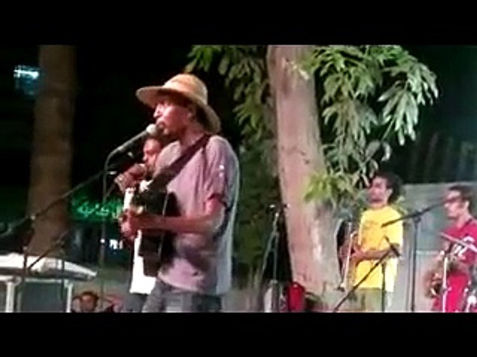 أبوذر عقد الجلاد يغني"المحكمة ....كل القوة الخرطوم جوة"