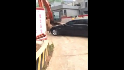 Garer des voitures avec une pelleteuse