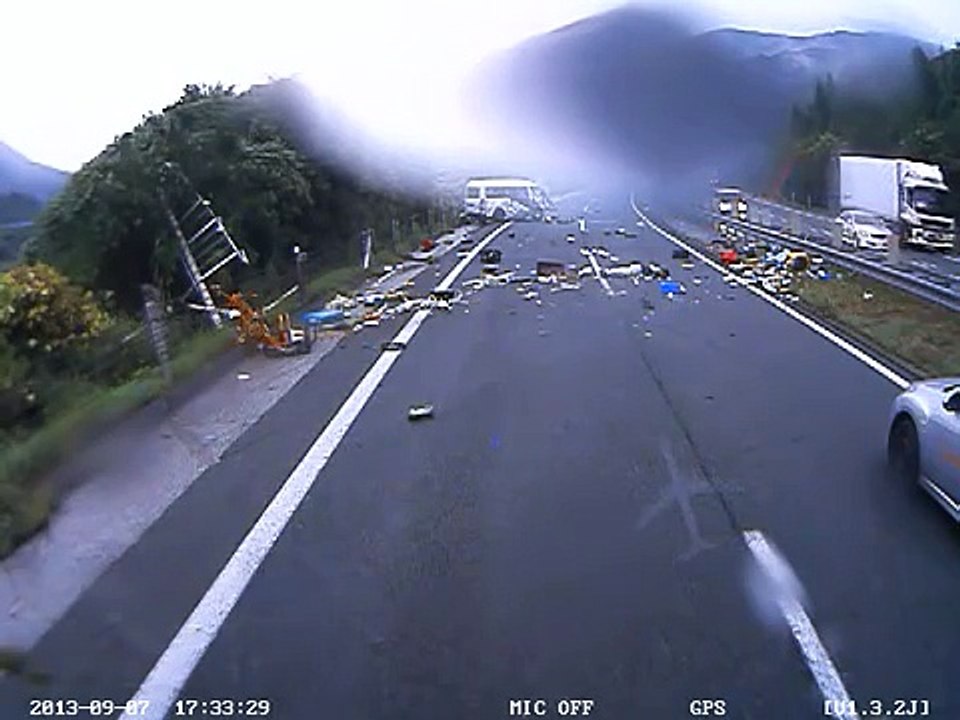 閲覧注意　高速道路　事故　ドライブレコーダー　人が車外に投げ出される瞬間　とくダネでOAされました
