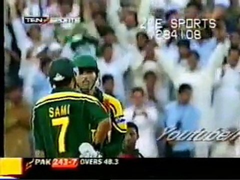 Abdul Razzaq 39 s Rain Of Sixes Pak V Zim 6 sixes in Last 2 overs