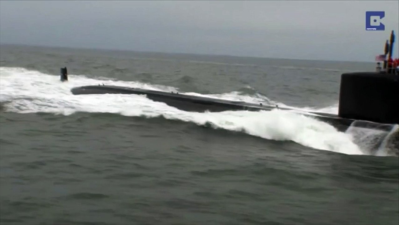 Des dauphins saluent un nouveau sous-marin nucléaire