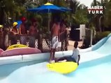 Havuzda Sörf Yapmaya Çalışan Çocuk