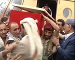 جثمان الشهيد العميد حميد القشيبي قائد اللواء 310 مدرع يصل صنعاء بطائرة عسكرية
