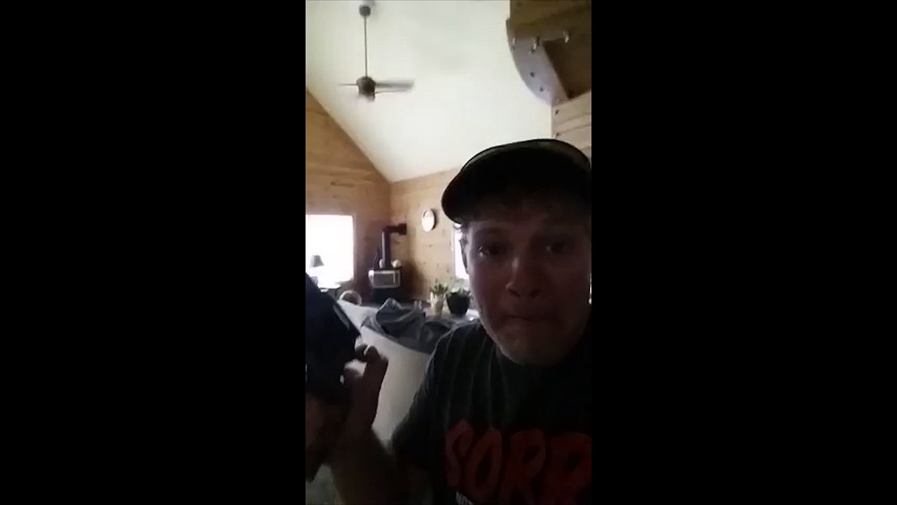 Un petit troll effraye son père avec une arme