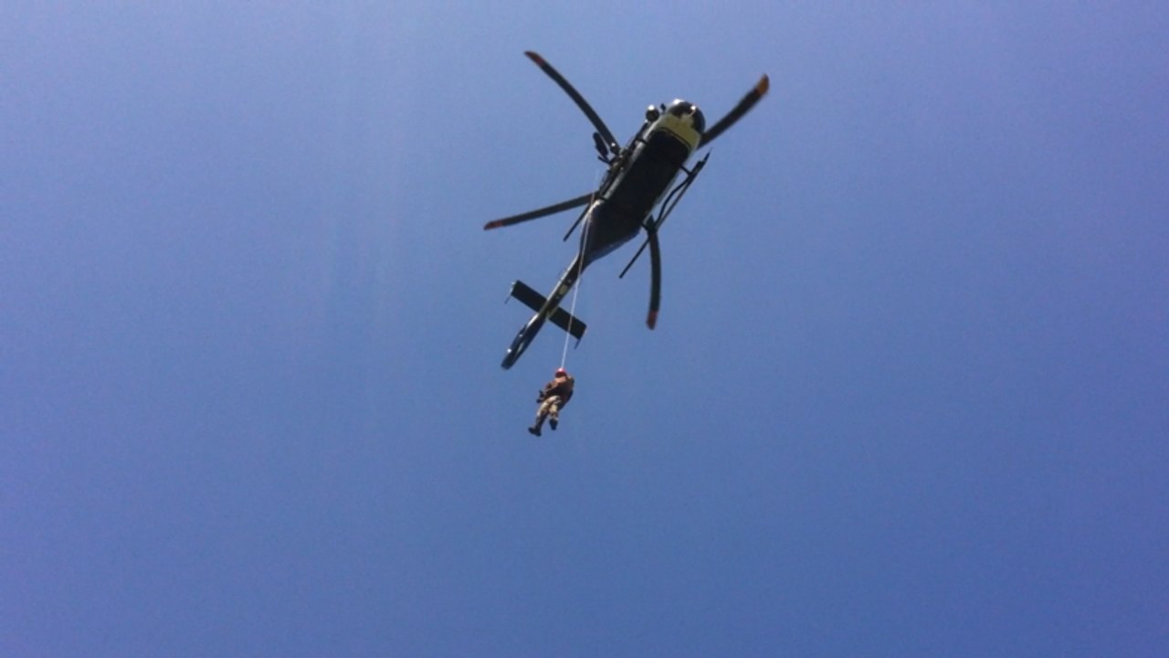 Les gendarmes maîtres-chiens hélitreuillés avec leur animal