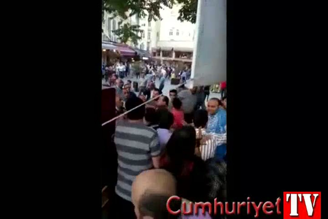 AKP'li vekilin koruması protestocuya kafa attı