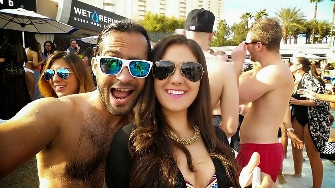 Waqar Zaka In Pool With Girls : Beating The Heat